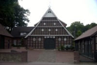 Der Hof Klausing (Meyer-Hlsmann) in Osterdamme im Jahr 2003. Das Fachwerkgebude wurde 1778 durch den Dammer Baumeister Johann Heinrich Schumacher erstellt und 1997 umfangreich, detailgenau und sehr schn renoviert.
