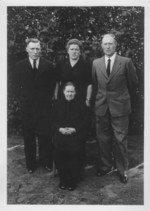 Mein Vater Bernard Kleine Klausing (im Bild rechts) mit seinem Bruder Heinrich, seiner Schwester Marie und seiner Mutter Catharina geb. Vlkerding; Bild aus Ende der 50er Jahre - My father Bernard Kleine Klausing (right hand), his brother Heinrich, his sister Marie and his mother Catharina, born Vlkerding; picture taken at the end of th 50th years