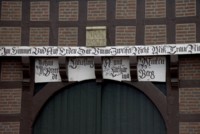 Inschrift im Giebel des Hofes Klausing (Meyer-Hlsmann) in Osterdamme