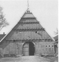 Der Hof Klausing (heute Meyer-Hlsmann) in Osterdamme. Das Fachwerkgebude wurde 1778 durch den Dammer Baumeister Johann Heinrich Schumacher erstellt und 1997 umfangreich renoviert. Dieses Hofgebude ist am Vordergiebel (Wirtschaftsgiebel) gekennzeichnet durch den vierfach vorkragender Knaggen-Geschossgiebel, die Giebelzier mit gekreuzten Pferdekpfen und den Geck-Pfahl mit aufgesetzter Windfahne. Quelle/source: Bade/Kessel/Oberpenning/Schindling (Hg.): Damme - Eine Stadt in ihrer Geschichte; Thorbecke-Verlag, Sigmaringen 1993