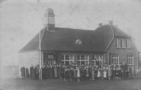 Bild von der Einweihung der Schule in der Dammer Bauerschaft Sdfelde. Bis Sommer 1972 wurden hier die Grundschulklassen unterrichtet. Danach wurde die Schule geschlossen und die Kinder aus Sdfelde gingen zur Grundschule nach Damme. - Picture from the old school in Suedfelde.