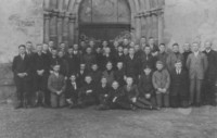 Gruppe unbekannter junger Mnner vor dem Haupteingang der Dammer Kirche - group of unknown young men in front of the Catholic church of Saint Viktor in Damme.
