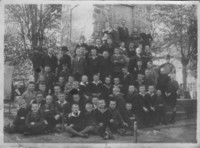 Gruppe von Schuljungen vor dem frheren Ehrendenkmal auf dem Dammer Kirchplatz. - Group of school boys in front of a honour monument near the Catholic church of Damme. This monument was broken down in the 20th century.